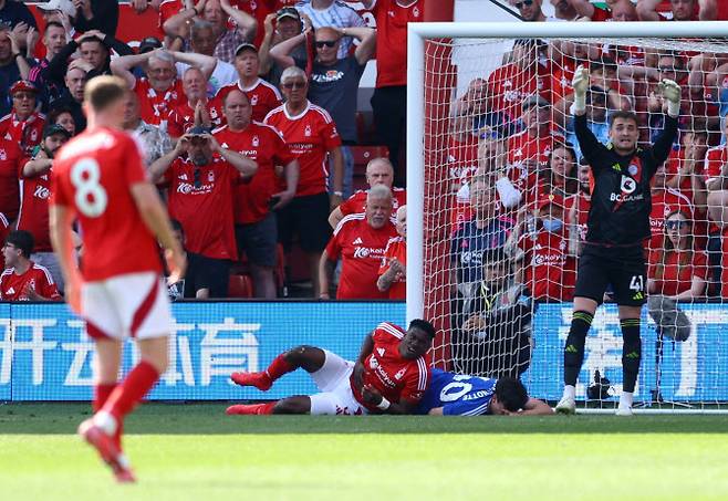 노팅엄 포레스트 공격수 타이워 아워니이가 골대에 부딪힌 뒤 복부 쪽에 통증을 호소하고 있다. 사진=AFPBBNews