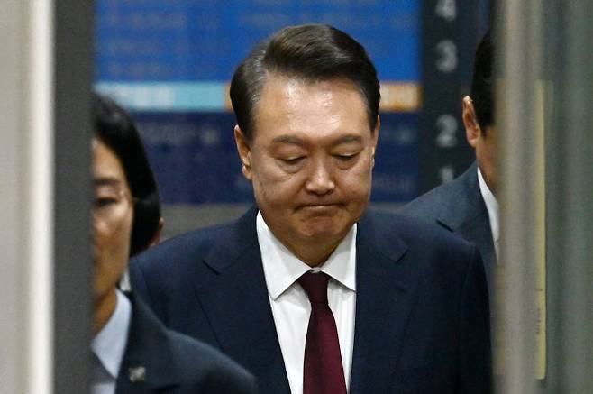 윤석열 전 대통령이 12일 서울 서초구 중앙지방법원에서 열린 내란 우두머리 혐의, 직권남용 권리행사방해 혐의 사건 3차 공판을 마친 뒤 법정을 나서고 있다.(사진=연합뉴스 제공)