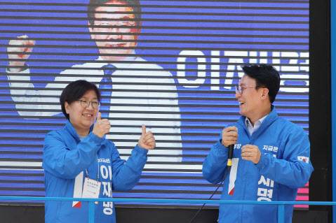 더불어민주당 정은경(왼쪽) 총괄선거대책위원장과 김민석 상임공동선대위원장이 14일 서울 영등포구 여의도역 인근에서 이재명 대선 후보 지원 유세를 펼치고 있다. (사진=연합뉴스)