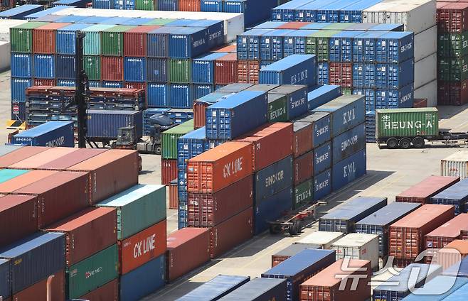 부산항 신선대부두 야적장에 컨테이너가 가득 쌓여 있다. 2025.4.21/뉴스1 ⓒ News1 윤일지 기자