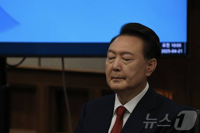 윤석열 전 대통령이 지난 4월 21일 서초동 서울중앙지법에서 열린 내란 우두머리 혐의에 대한 두 번째 정식 재판에 출석했다. 2025.4.21/뉴스1 ⓒ News1 사진공동취재단