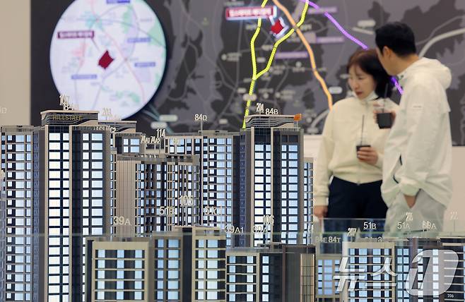 서울 은평구 대조동 '힐스테이트 메디알레' 견본주택을 찾은 시민들이 단지배치 모형을 살펴보고 있다. 2025.5.11/뉴스1 ⓒ News1 박정호 기자