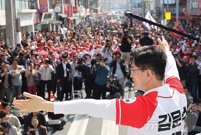 김문수 국민의힘 대통령 후보가 14일 오전 경남 진주시 진주광미사거리 일대에서 유세를 하고 있다. (공동취재) 2025.5.14/뉴스1 ⓒ News1 김민지 기자