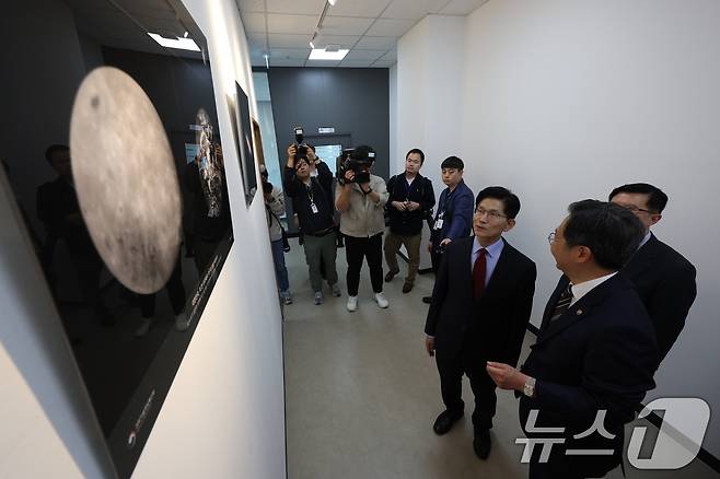 김문수 국민의힘 대통령 후보가 14일 경남 사천시 우주항공청을 방문해 윤영빈 청장에게 달을 비롯한 우주의 모습이 담긴 사진에 대한 설명을 듣고 있다.(공동취재) 2025.5.14/뉴스1 ⓒ News1 김민지 기자