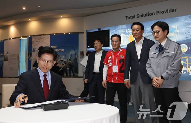 김문수 국민의힘 대통령 후보가 14일 경남 창원시 두산에너빌리티를 방문해 방명록을 작성하 있다.(공동취재) 2025.5.14/뉴스1 ⓒ News1 김민지 기자