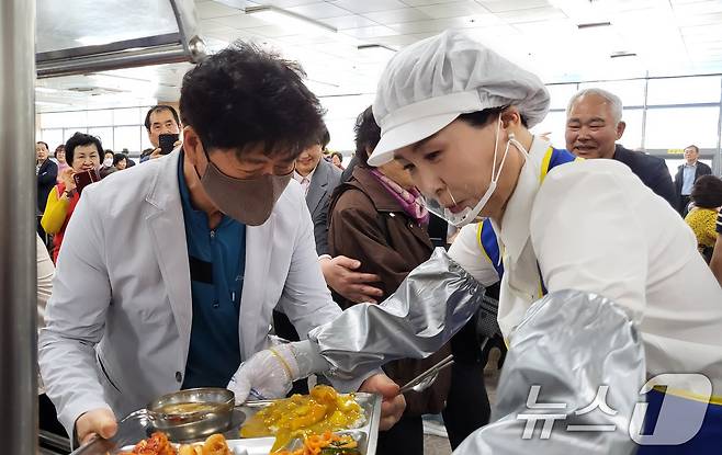 이재명 더불어민주당 대통령 후보 부인인 김혜경 여사가 14일 광주 남구 빛고을 노인건강타운을 깜짝 방문해 음식을 나누는 배식봉사를 하고 있다.(빛고을노인건강타운 제공. 재판매 및 DB 금지) 2025.5.14/뉴스1