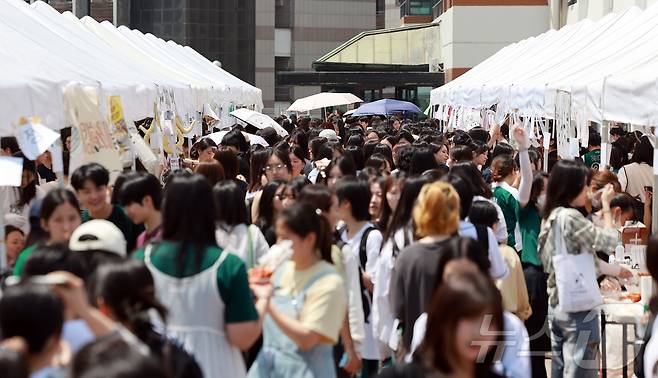139주년 대동제가 열리는 14일 서울 서대문구 대현동 이화여자대학교가 축제를 즐기는 학생들로 북적이고 있다. 2025.5.14/뉴스1 ⓒ News1 김진환 기자