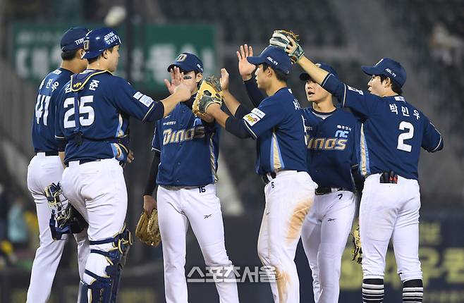 NC 선수들이 잠실구장에서 열린 2025 KBO리그 LG와의 경기에서 3-1로 승리한 뒤 하이파이브를 하고 있다. 잠실 | 박진업 기자 upandup@sportsseoul.com