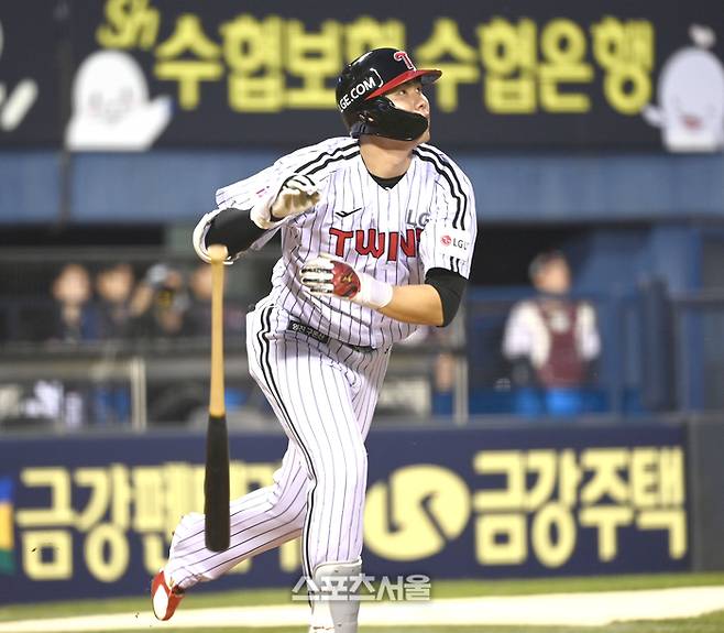 LG 홍창기가 13일 서울 잠실구장에서 열린 2025 KBO리그 키움과 경기 4회말 2사1루 우월홈런을 날린 후 타구를 바라보고 있다. 잠실 | 최승섭기자 thunder@sportsseoul.com