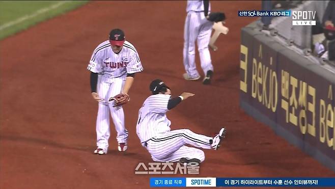 LG 홍창기가 13일 서울 잠실구장에서 열린 2025 KBO리그 정규시즌 키움전 9회초 2사 상황에서 1루수 김민수와 충돌하고 있다. 사진 | 티빙