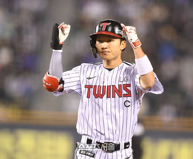 LG 박해민이 15일 잠실구장에서 열린 2025 KBO 리그 삼성과 경기 7회말 좌중간 안타를 친 후 세리머니를 하고 있다. 잠실 | 최승섭기자 thunder@sportsseoul.com