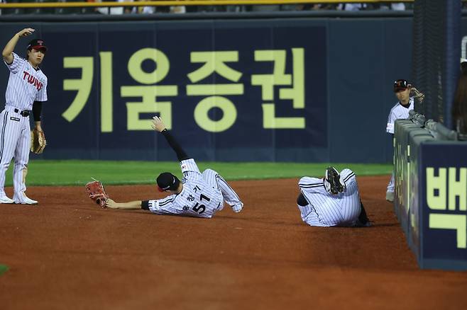 홍창기(가운데)가 13일 잠실구장에서 열린 2025 KBO리그 정규시즌 키움전서 김민수와 충돌 후 고통을 호소하고 있다. 사진 | LG 트윈스