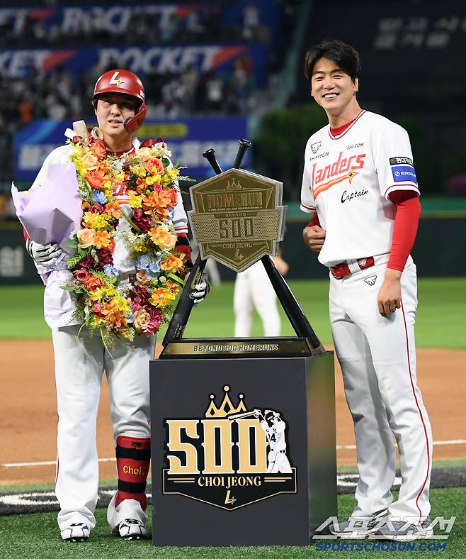 13일 인천 SSG랜더스필드에서 열린 SSG 랜더스와 NC 다이노스의 경기. 6회말 2사 1루 SSG 최정이 NC 선발 라일리 상대 투런포를 터뜨린 뒤 김광현과 포즈를 취하고 있다. 인천=박재만 기자 pjm@sportschosun.com/2025.05.13/