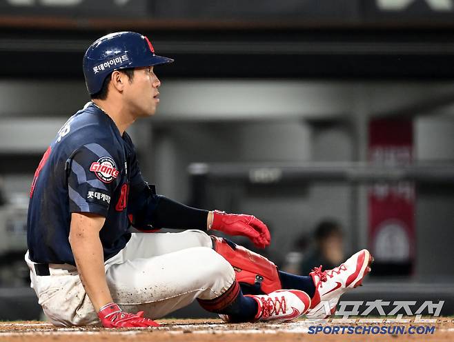 김도현의 투구를 맞은 전준우, 깜짝 놀란듯 그를 응시하며