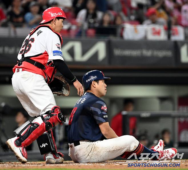 전준우에게 다가오는 한승택