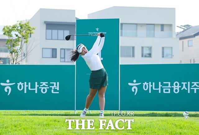 이효송이 프로 전향 후 소속사 대회인 지난해 하나금융그룹챔피언십에서 티샷을 하고 있는 모습/하나금융그룹