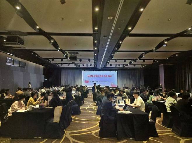 경기도가 태국 등 동남아시아 3개국 바이어를 대상으로 13일 수원에서 개최한 수출상담회. 상담회 참석 기업들이 바이어와 1대1 상담을 진행하고 있다. 경기도 제공