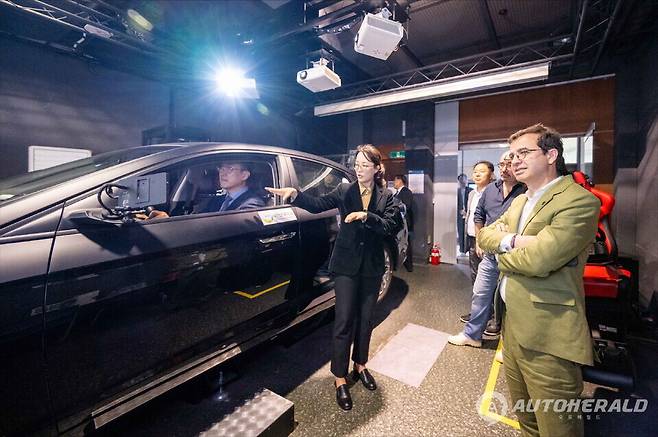 국민대학교 공학관 차량 시뮬레이터 실습실에서 체험 중인 르노코리아 협약식 참석단 (르노코리아)