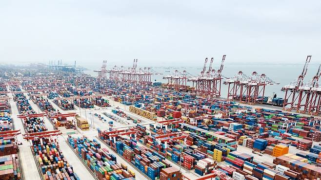 중국 광둥성 광저우항에 선적 대기 중인 컨테이너가 쌓여 있다. 중국에서 주로 출발하는 아시아~ 미주 항로는 세계 컨테이너선 물류의 약 17%를 책임지는 핵심 노선이다. 미·중 관세 갈등으로 최근 해운사들이 운항을 축소해 선적이 지연됐지만, 양국이 90일 관세 유예에 합의하면서 다시 밀어내기 수출이 본격화할 전망이다. /AP 연합뉴스