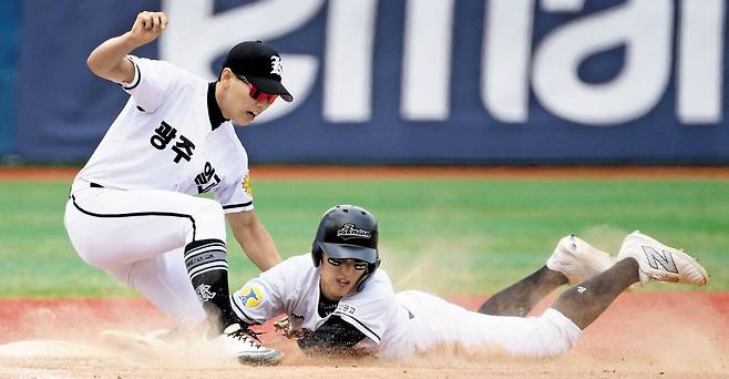 광주일고 김성준(왼쪽)이 11일 열린 청룡기 전국고교야구선수권 대회 16강전에서 안산공고 안병용의 도루를 막아내고 있다. /박재만 스포츠조선 기자