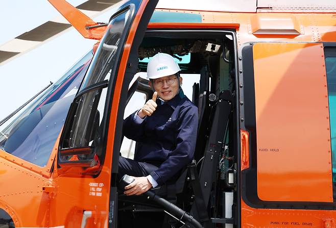 김문수 국민의힘 대통령 후보가 14일 경남 사천시 항공정비업체 한국항공서비스에 방문해 산림청 산불 진화 헬기를 살펴보고 있다. /뉴스1