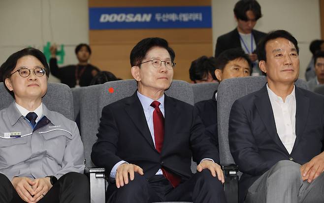 김문수 국민의힘 대통령 후보가 14일 경남 창원시 두산에너빌리티를 방문해 기업의 설명을 듣고 있다. /뉴스1