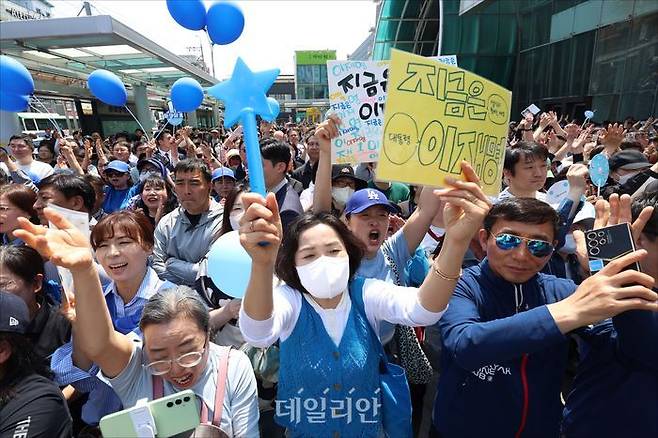 지난 13일 경북 구미시 구미역 앞 광장에서 열린 이재명 더불어민주당 대선 후보의 선거유세에서 시민들이 이 후보의 연설에 환호하고 있다. ⓒ 데일리안 홍금표 기자