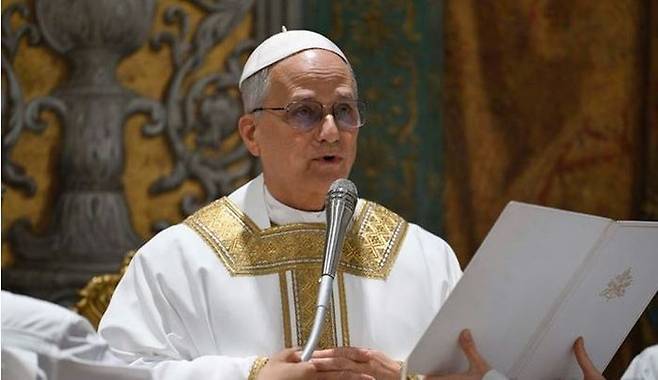 새 교황 레오 14세가 지난 9일 바티칸 시스티나 성당에서 첫 미사를 집전하고 있다. ⓒ AP/뉴시스