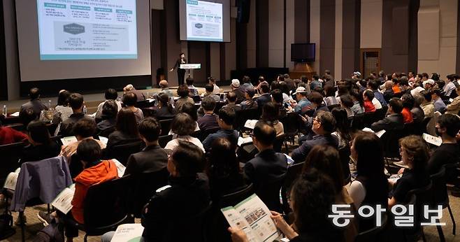 13일 서울 중구 한국프레스센터에서 ‘2025 서울헬스쇼’ 부대행사로 ‘영올드(Young Old) 금융웰빙 토크 콘서트’가 열렸다. 이은정 하나은행 하나더넥스트본부장의 ‘풍요로운 노후를 위한 자산관리 로드맵’ 강의를 영올드들이 경청하고 있다. 홍진환 기자 jean@donga.com
