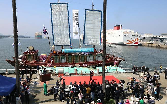 13일 일본 오사카항에 조선통신사선을 재현한 배가 정박해 있다. 지난달 28일 부산을 출발한 이 배는 약 1000km의 바닷길을 건너 11일 오사카에 도착했다. 조선통신사선의 과거 뱃길을 따라 부산∼오사카를 항행한 건 261년 만이다. 문화체육관광부 제공