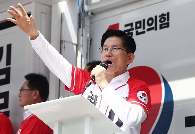김문수 국민의힘 대통령 후보가 13일 울산 남구 신정시장 인근에서 유세를 하고 있다. 2025.5.13/뉴스1