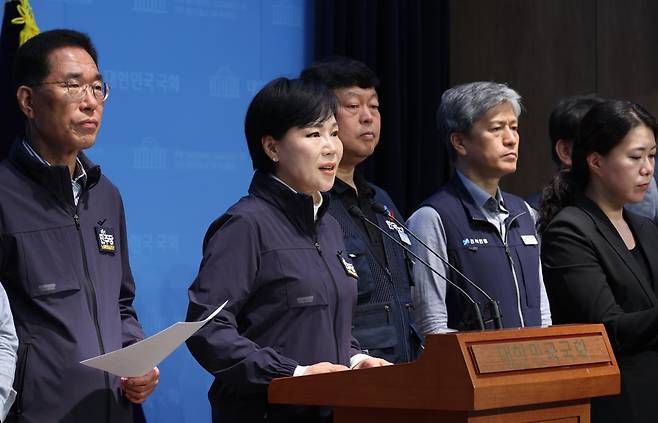 전현희 더불어민주당 의원이 13일 오전 서울 여의도 국회 소통관에서 열린 더불어민주당 진짜 대한민국! 선대위 노동존중선거대책위 출범 기자회견에서 발언을 하고 있다. 2025.05.13. 서울=뉴시스