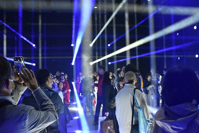 '2025 오사카·간사이 엑스포' 관람객들이 한국관 내 1관을 관람하고 있다.(사진=KOTRA)