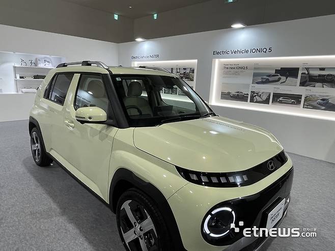 현대자동차가 '2025 오사카·간사이 엑스포' 내 한국우수상품전(B2C) 전시에서 전기차 '아이오닉 5'와 '인스터'를 관람객에게 소개했다.(사진=박윤호 기자)