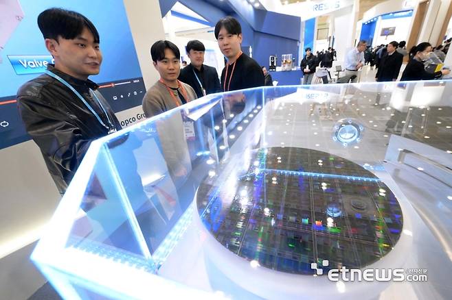 세미코리아가 주최한 '세미콘 코리아 2025'가 19일부터 서울 강남구 코엑스에서 사흘 일정으로 열렸다. 프리시스 부스에서 관람객이 반도체 제조 공정중 진공환경을 유지하기 위한 첨단 진공 밸브 시스템을 살펴보고 있다. 김민수기자 mskim@etnews.com 2025. 2.19