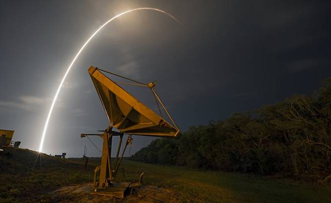 일론 머스크 테슬라 최고경영자(CEO)가 13일(현지시간) 사우디아라비아에서 자신의 민간우주개발업체 스페이스X의 스타링크 위성 인터넷이 승인을 받았다고 밝혔다. 지난 4일 미국 플로리다주 케네디우주센터에서 스타링크 인공위성을 실은 스페이스X의 팰컨9 로켓이 발사되고 있다. UPI 연합