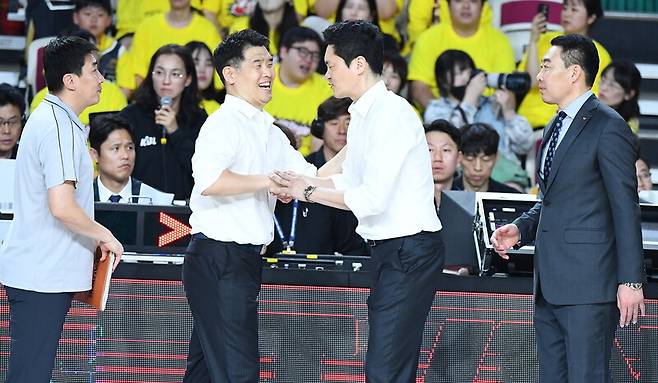 지난 11일 4차전을 앞두고 인사하고 있는 조상현 창원 엘지(LG) 감독(왼쪽 두 번째)과 전희철 서울 에스케이(SK) 감독(왼쪽 세번째). 한국농구연맹 제공