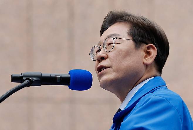 더불어민주당 이재명 대선 후보가 13일 \'\'보수의 심장\'\'이라고 불리는 대구광역시의 동성로 거리에서 집중 유세를 하고 있다. 연합뉴스
