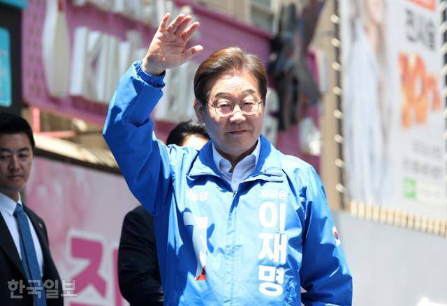 이재명 더불어민주당 대선 후보가 14일 부산 유세에 참석해 시민들에게 인사하고 있다. 부산=고영권 기자