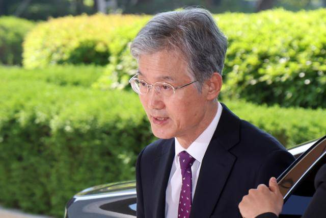 조희대 대법원장이 14일 서울 서초구 대법원으로 출근을 하고 있다. 조 대법원장과 대법관 전원은 이날 더불어민주당 주도로 열린 국회 법제사법위원회 '사법부의 대선개입 의혹 진상규명 청문회'에 출석하지 않았다. 뉴스1