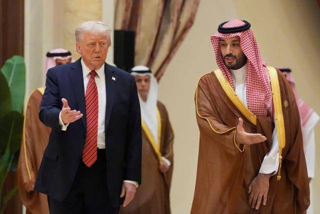 도널드 트럼프 미국 대통령(왼쪽)과 무함마드 빈 살만 사우디아라비아 왕세자가 14일 사우디아라비아 리야드에서 열린 회의 후 나란히 서 있다. 리야드=AP 연합뉴스