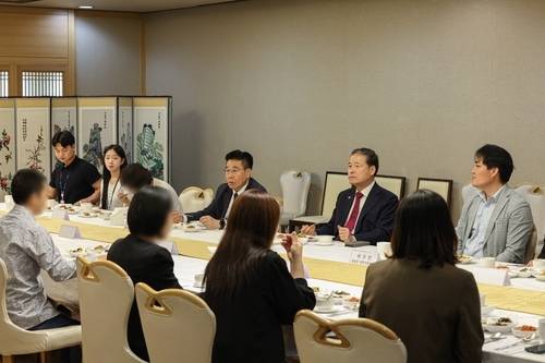 ▲ 김영호 통일부 장관은 14일 정부서울청사에서 지난해 공직에 진출한 북한이탈주민들을 초청해 오찬을 함께했다. 통일부 제공