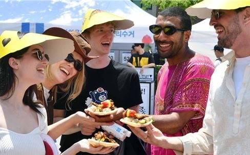 지난해 제16회 성북세계음식축제 누리마실에서 외국인 관광객들이 세계각국의 음식을 구매한 뒤 맛보고 있다. / 사진=성북구 제공