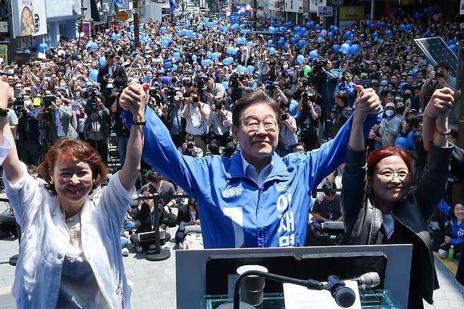이재명 더불어민주당 대통령 후보가 민주당 험지로 꼽히는 부산·경남(PK) 지역 유세에 나선 14일 부산 부산진구 서면을 찾아 손을 번쩍 들고 있다./사진=뉴스1