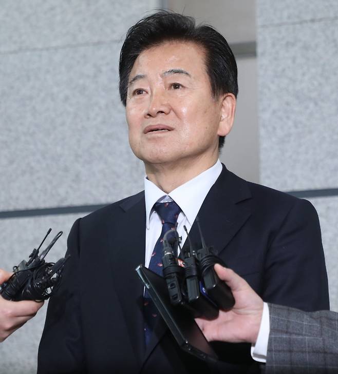 공직선거법 위반 혐의로 기소된 정동영 더불어민주당 국회의원(전북 전주병)이 2025년 3월 19일 전북자치도 전주시 전주지법에서 재판을 마치고 취재진의 질의에 답변을 하고 있다. /뉴스1