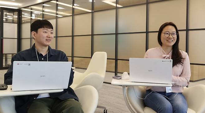 안미화 LG유플러스 답다서비스스쿼드 프로덕트오너(오른쪽)와 이인성 LG유플러스 답다서비스스쿼드 책임이 지난 7일 서울 용산구 LG유플러스 사옥 회의실에서 인공지능(AI) 기반 마음관리 서비스 ‘답다’ 이용자들의 특징에 대해 설명하고 있다. LG유플러스 제공