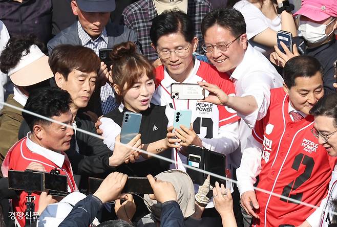 시민들과 ‘셀카’ 김문수 국민의힘 대선 후보가 14일 경남 진주시 광미사거리에서 유세를 마친 뒤 시민들과 사진을 찍고 있다. 성동훈 기자 zenism@kyunghyang.com