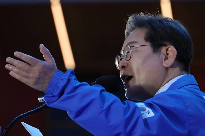 더불어민주당 이재명 대선 후보가 13일 울산광역시 롯데백화점 울산점 광장에서 지지를 호소하고 있다. 연합뉴스