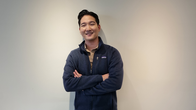 이웅희 H2O 대표가 사옥에서 자세를 취하고 있다 / 사진=김혜성 여행+ 기자