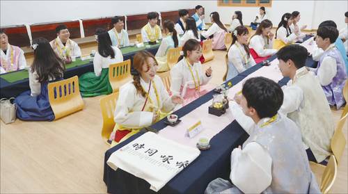 불교도 소개팅에 진심이다. 조계종은 템플스테이 소개팅 ‘나는 절로’를 지난해부터 진행 중이다. 사진은 최근 경남 하동군 쌍계사에서 열린 나는 절로 행사 장면. (조계종 제공)